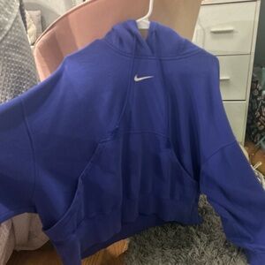 I am selling this un used Nike hoodie in size medium